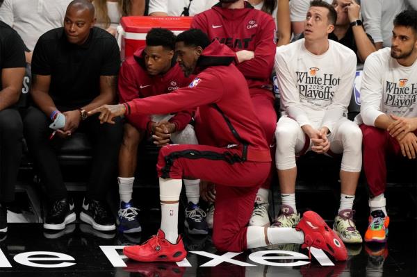Udo<em></em>nis Haslem (r.) talks with Kyle Lowry (l.) during a Miami Heat game in the 2023 playoffs.