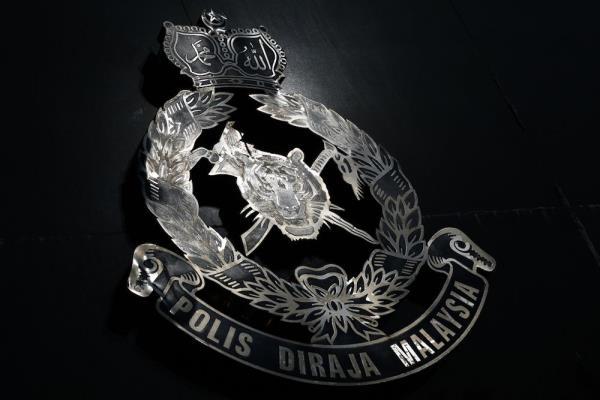 柔佛警方追捕马来西亚注册的mpv司机在铜锣道上插队(视频)