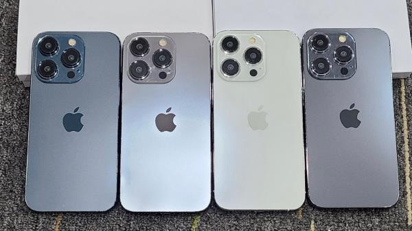 iPhone 15和iPhone 15 Pro的模型展示了最无聊的颜色选择